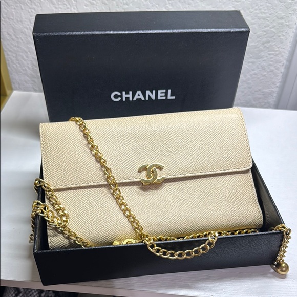 Authentic Raer 🔥Chanel🔥 Beige leather wallet with COA - Picture 1 of 17